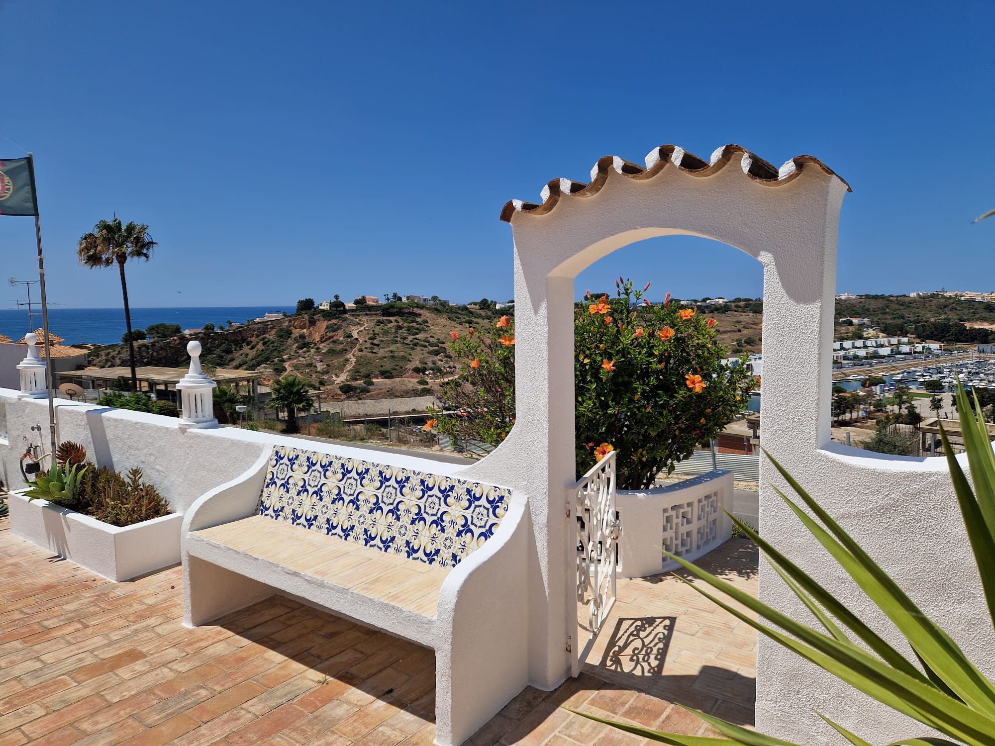Terrasse avec azulejos vue mer