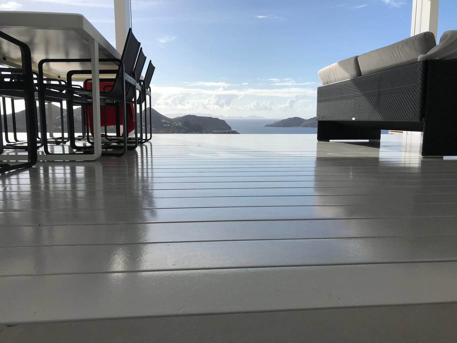 Terrasse laquée vue mer