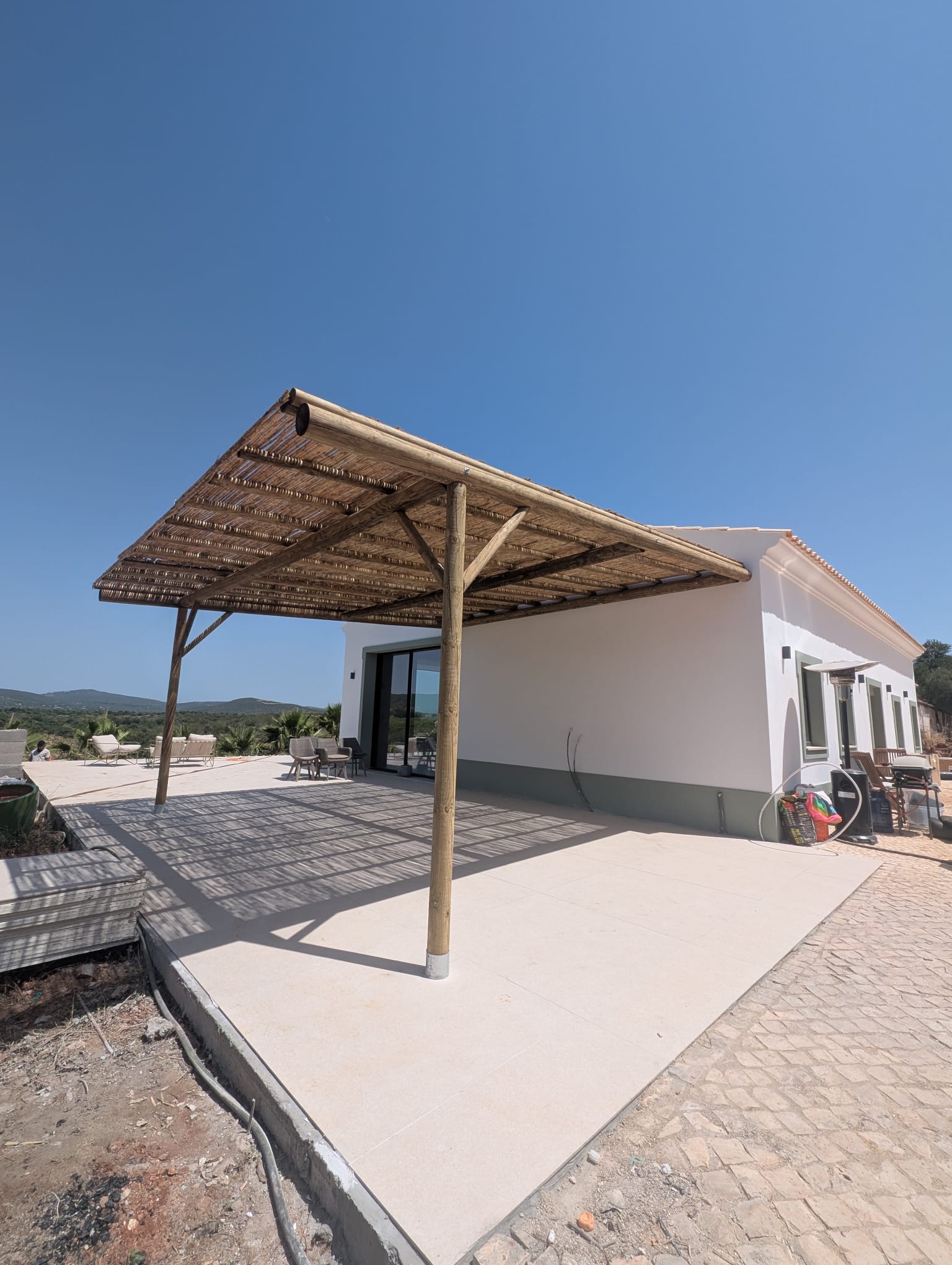 Pergola canisse sur villa Algarve